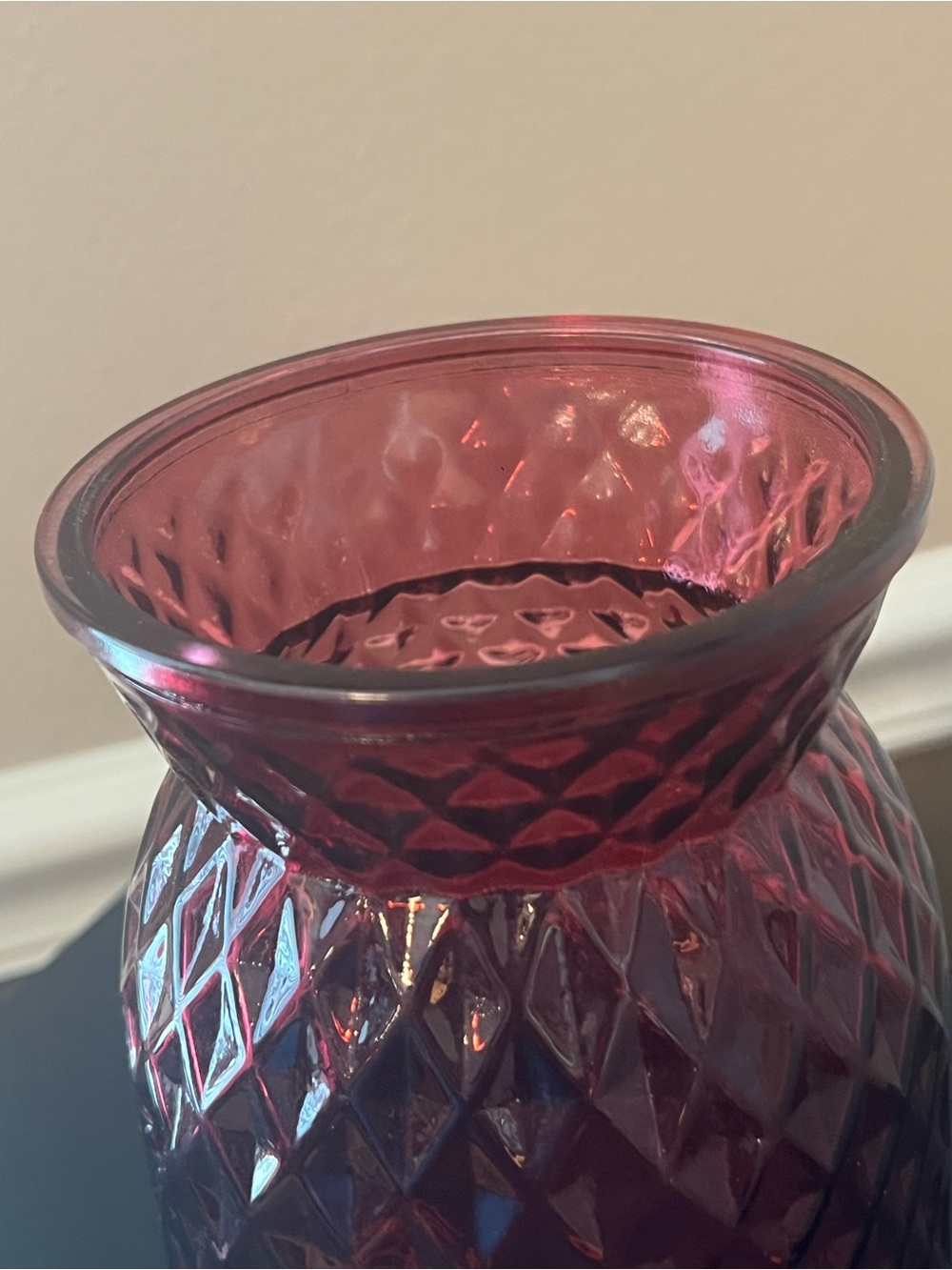 Deep Red Diamond-Texture Glass Vase - Picture 5 of 10